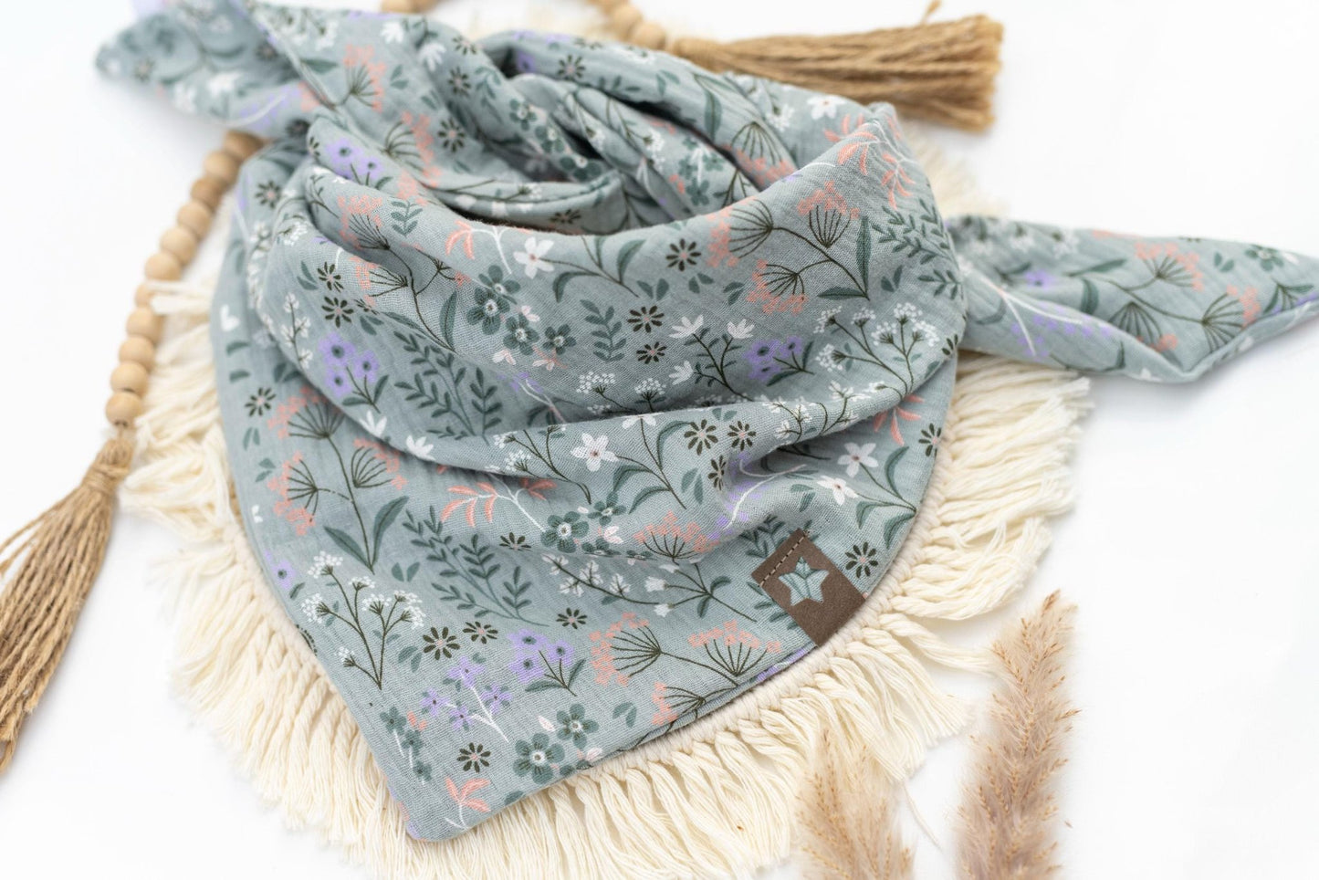 Wunderschönes und kuschelig weiches Musselin Tuch für Kinder aus BIO-Musslin in mint mit Blumenmuster
