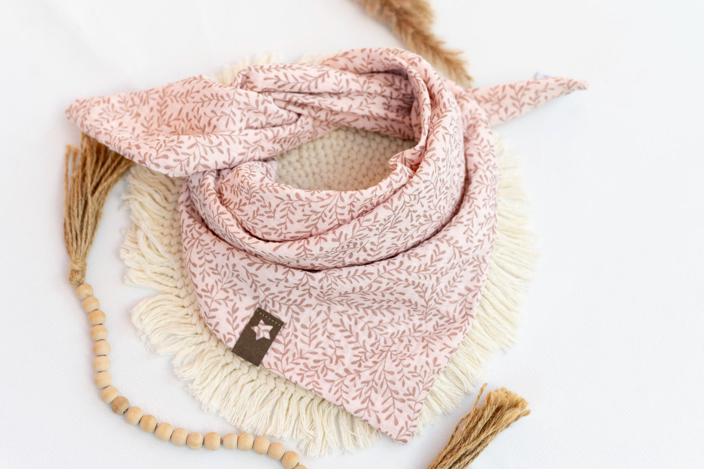 Schönes Musselin Dreieckstuch für Kinder in rosa mit Blumenmuster und in Bio-Qualität.