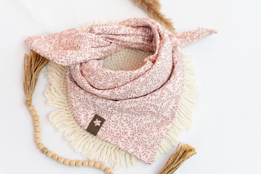 Schönes Musselin Dreieckstuch für Kinder in rosa mit Blumenmuster und in Bio-Qualität.