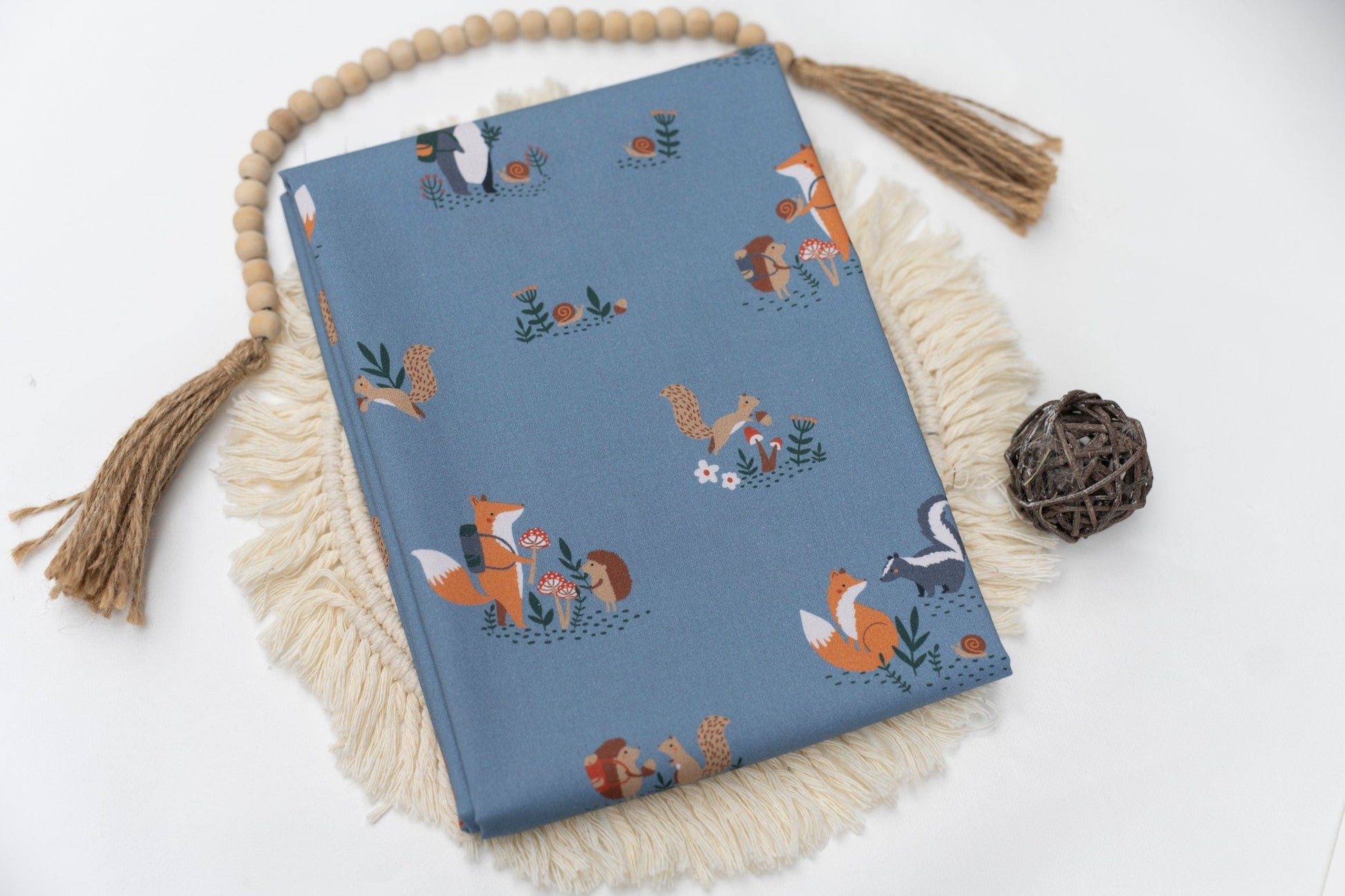 Baumwollstoff mit Waldtierprint mit Fuchs, Eichhörnchen, Igel und Dachs. Der Stoff ist blau und die Tiermotive farbig