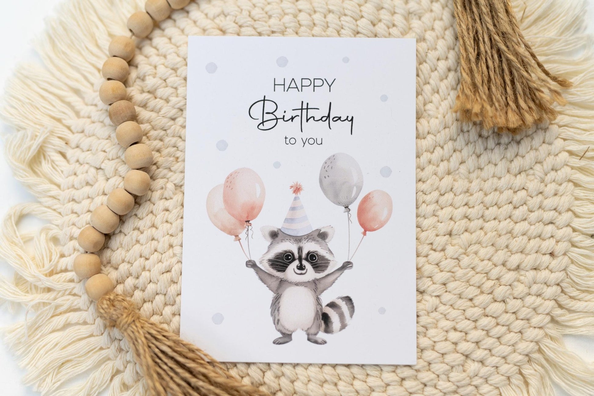 Süße A6 Karte zum Geburtstag im Aquarell-Look mit einem süßen Waschbär mit Luftballons und dem Text "Happy Birthday to you".