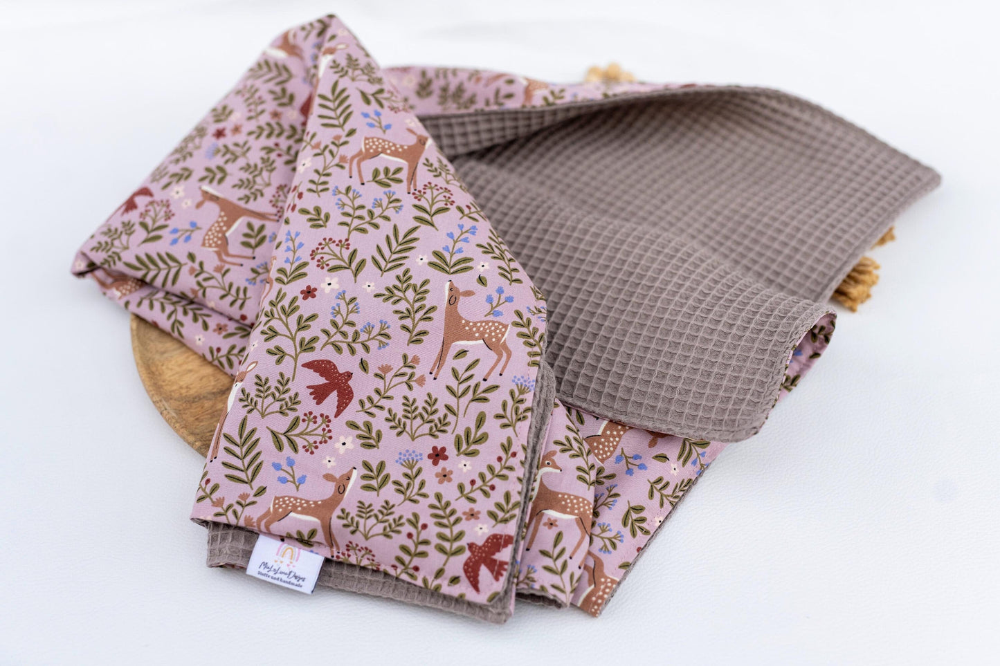 Süße und kuschelige Babydecke - auf der oberen Seite befindet sich süße Motive unter anderem Rehkitze.