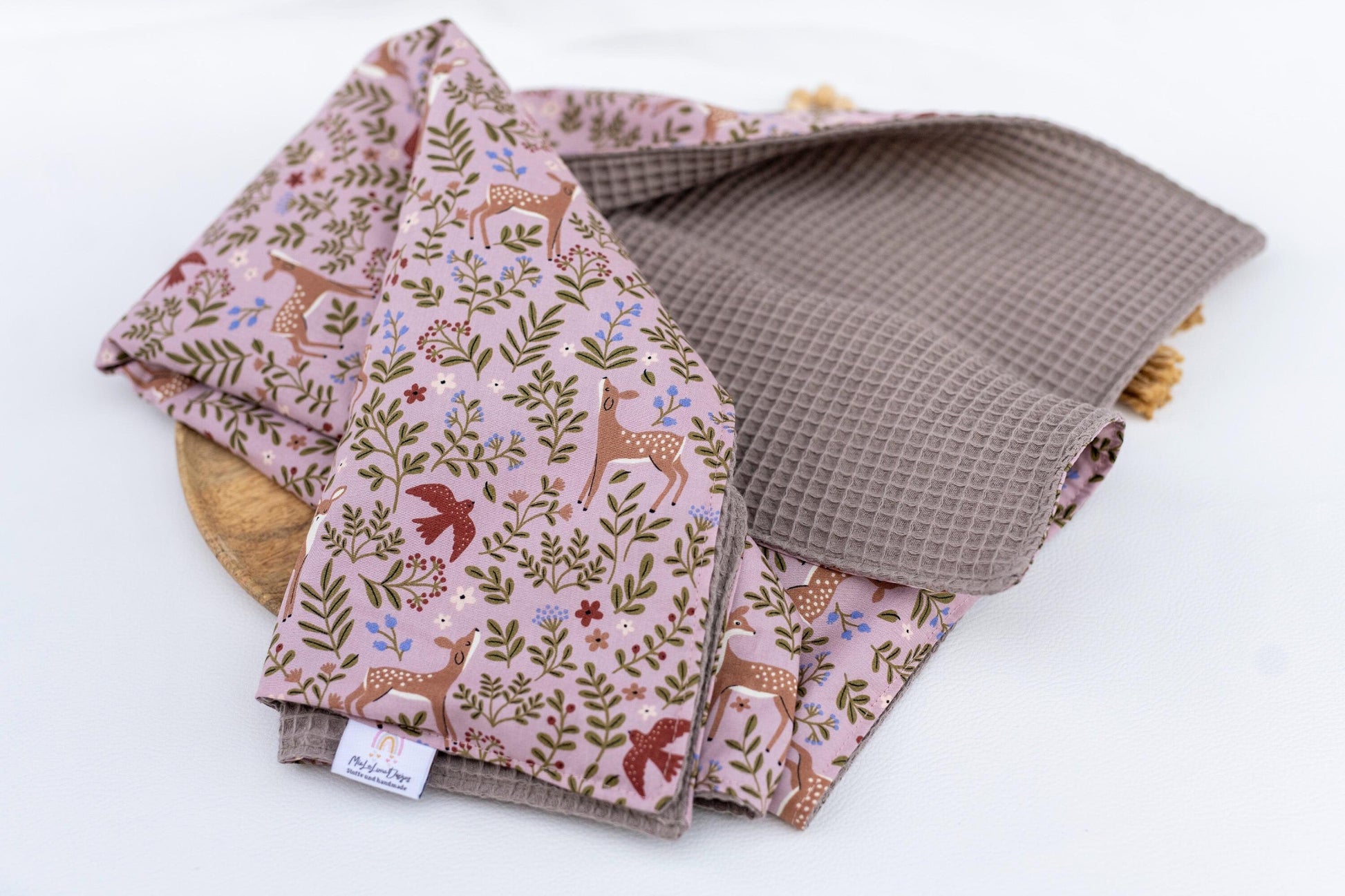 Süße und kuschelige Babydecke - auf der oberen Seite befindet sich süße Motive unter anderem Rehkitze.