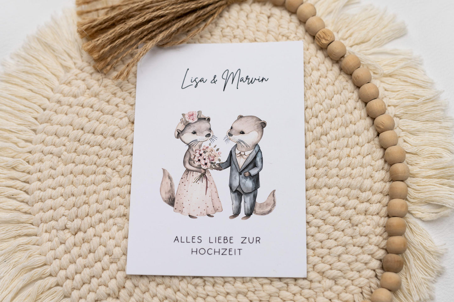 Glückwunschkarte zur Hochzeit mit einem süßen Otter Brautpaar in Aquarell-Optik. Unter dem Motiv steht Alles Liebe zur Hochzeit und darüber die Vornamen des Brautpaars. Das Format der Karte is DIN A6