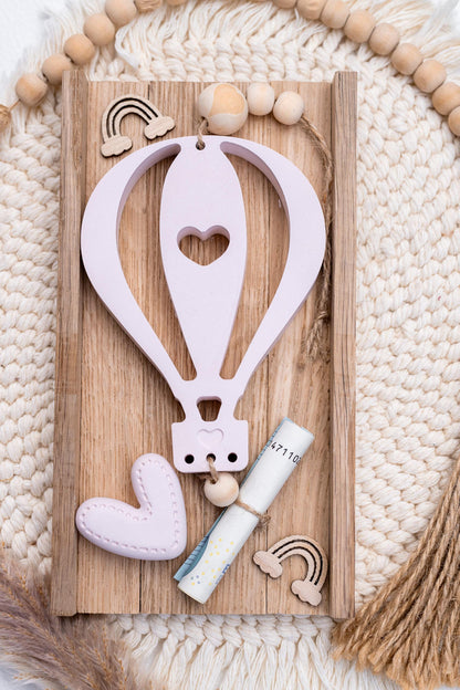 Süßes Geldgeschenkset bestehend aus einem Heißluftballon und einem kleinen Herz - beides in Pastell rosa. Der Heißluftballon und das Herz sind handgegossen aus Keracraft, und werden nach dem gießen lediglich geschliffen.