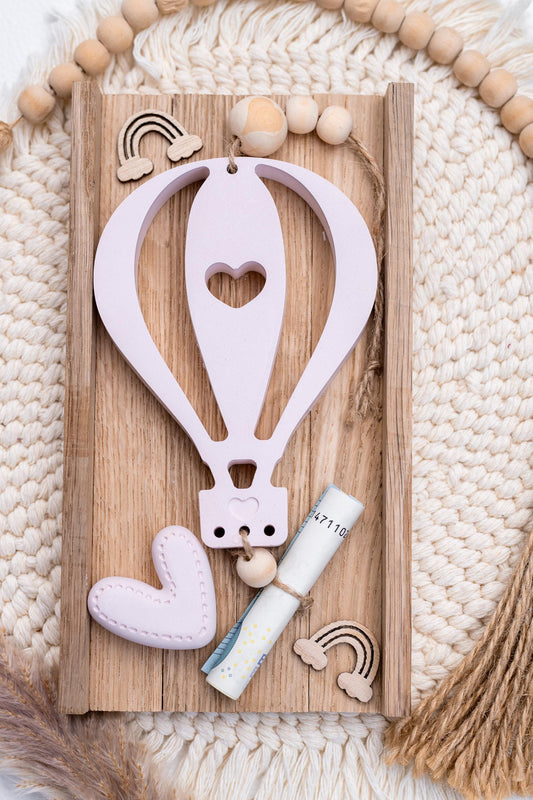 Süßes Geldgeschenkset bestehend aus einem Heißluftballon und einem kleinen Herz - beides in Pastell rosa. Der Heißluftballon und das Herz sind handgegossen aus Keracraft, und werden nach dem gießen lediglich geschliffen.