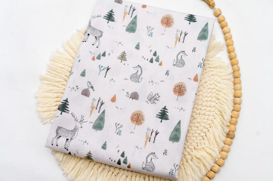 Süßer Baumwollstoff in weiß mit farigem Waldtiermuster in einem skandinavischem Design