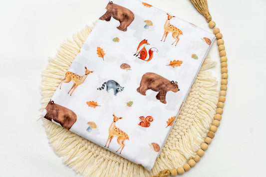 Süßer Baumwollstoff in weiß mit farbigen Waldtiermotiven im skanidinaischem Design.