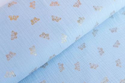 Musselinstoff in hellblau mit dezenten Schmetterlingen in gold