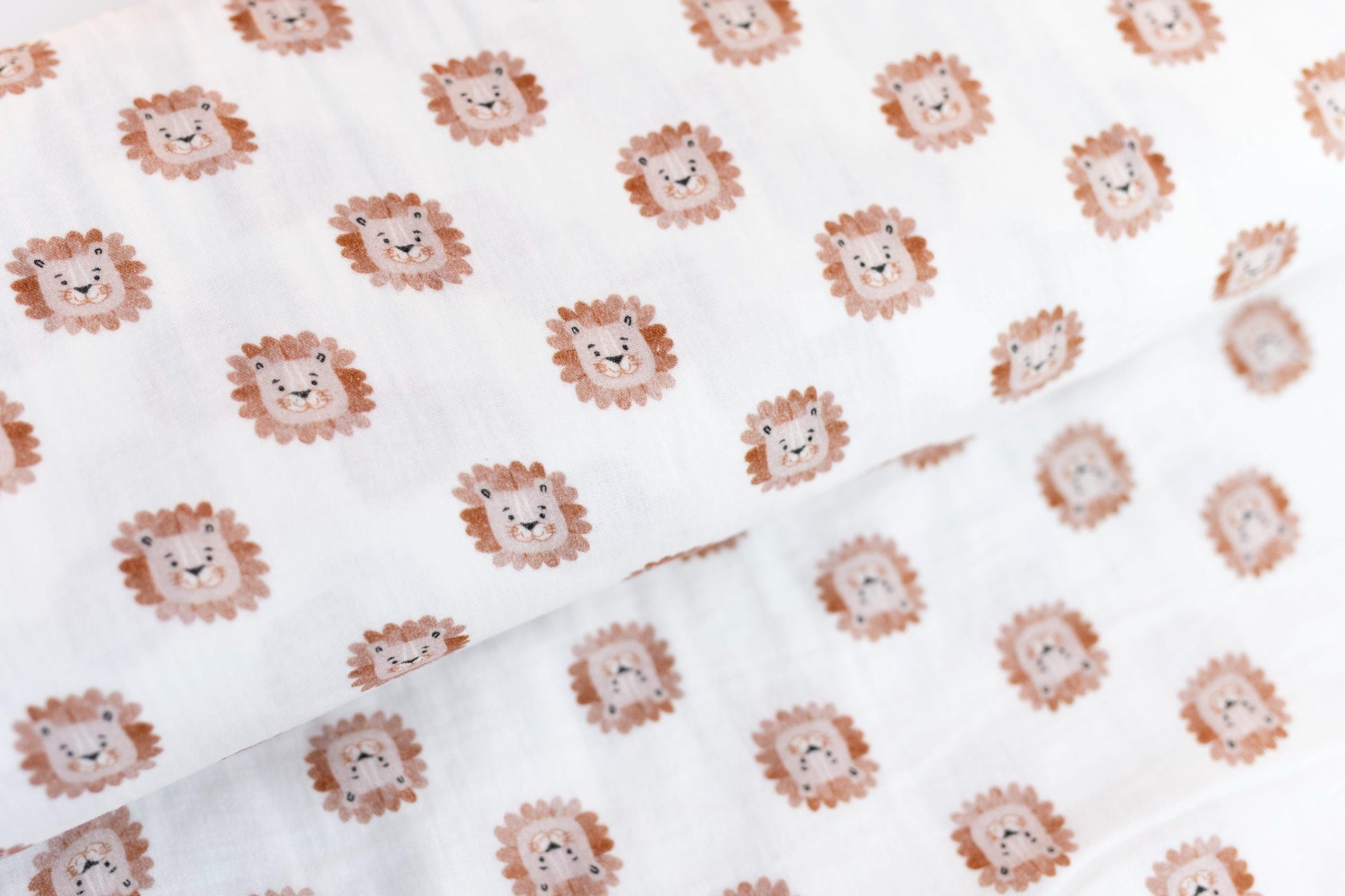 Wunderschöner Musselinstoff in weiß mit Löwenmotiv, der sich hervorragend eignet, um Frühlings und Sommerklamotten zu nähen und gestalten.