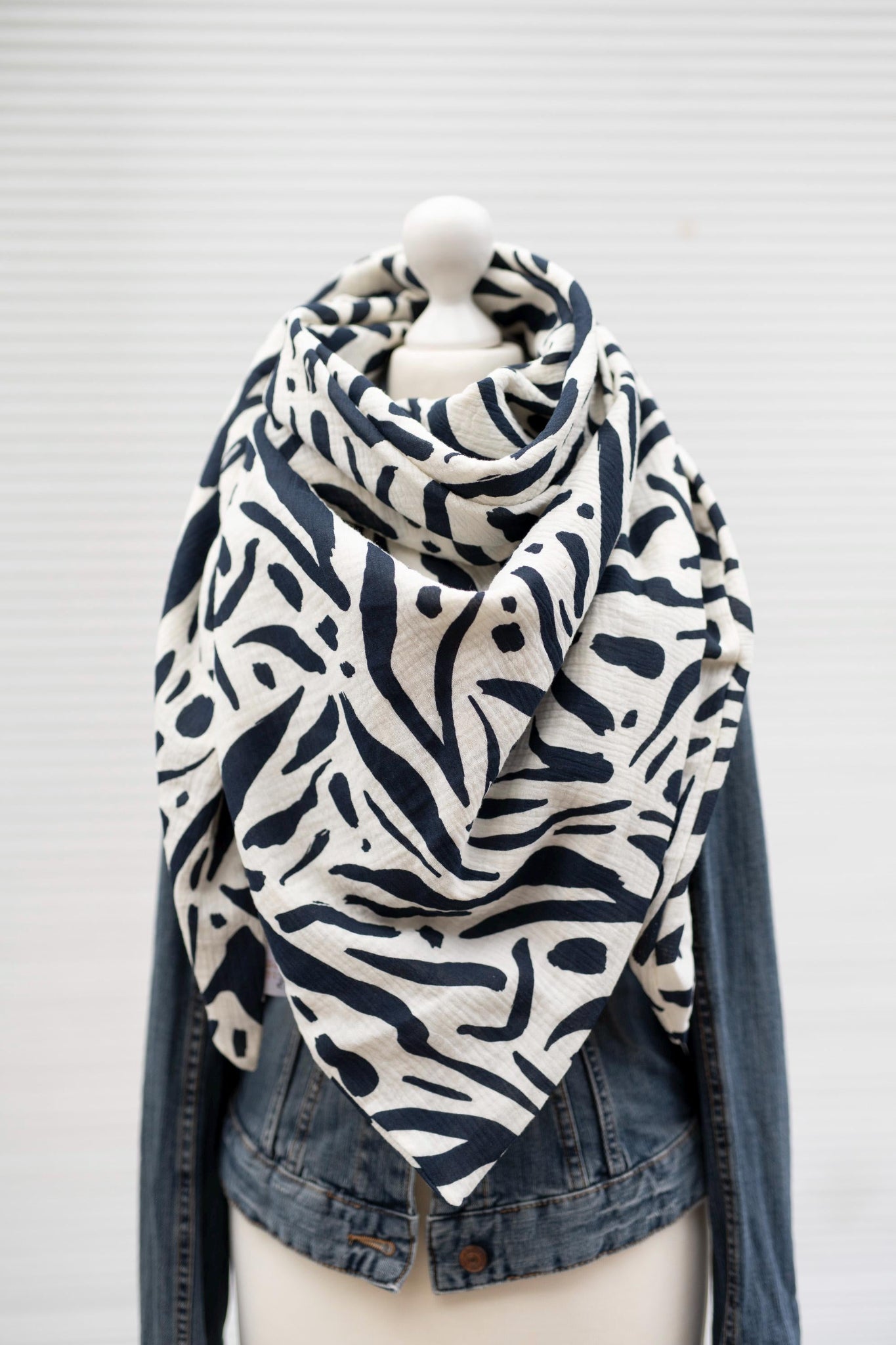 XXL Musselin Tuch im Dreieck genäht in der Farbe creme mit abstraktem Muster in navy blau. Angenehm zu tragen und sehr kuschelig