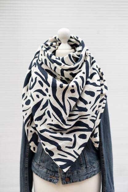 XXL Musselin Tuch im Dreieck genäht in der Farbe creme mit abstraktem Muster in navy blau. Angenehm zu tragen und sehr kuschelig