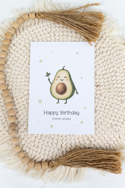 Süße Geburtstagskarte mit Avocado-Motiv im Aquarell-Look. Die Avocado lächelt und darunter steht der Text: "Happy Birthday tooooo youuu"