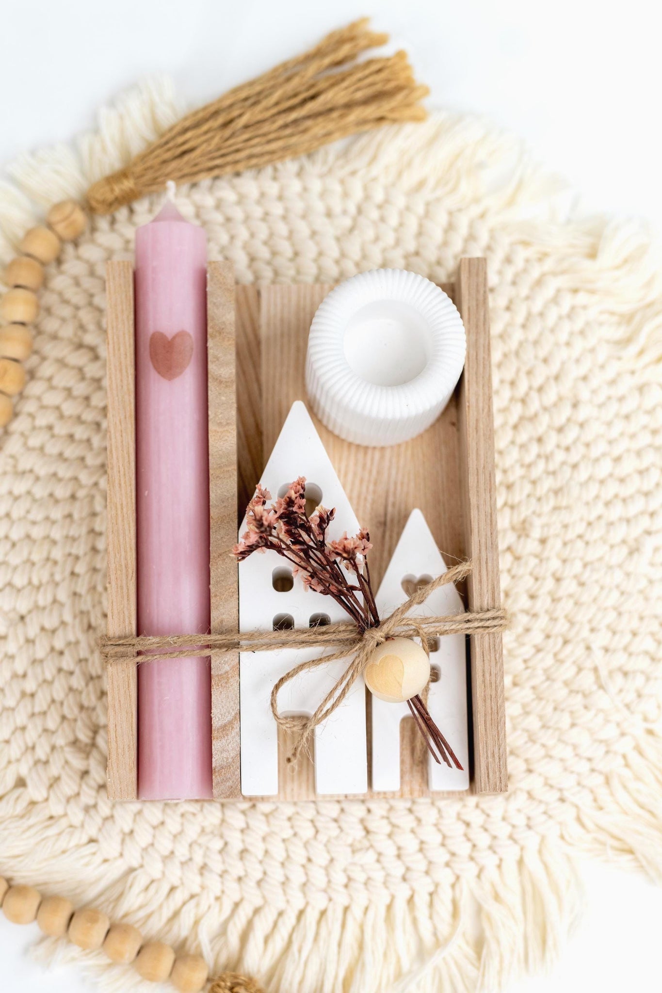 Süßes Geschenkset mit einer rosa Kerze mit einem kleinen Herz sowie einem Kerzenständer und zwei Dekohäuser jeweils handgegossen aus Keracraft, und diese werden nach dem gießen lediglich geschliffen. Alles befindet sich schön dekoriert in einer geleimten kleinen, offenen Holzbox.