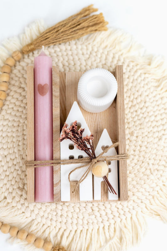 Süßes Geschenkset mit einer rosa Kerze mit einem kleinen Herz sowie einem Kerzenständer und zwei Dekohäuser jeweils handgegossen aus Keracraft, und diese werden nach dem gießen lediglich geschliffen. Alles befindet sich schön dekoriert in einer geleimten kleinen, offenen Holzbox.