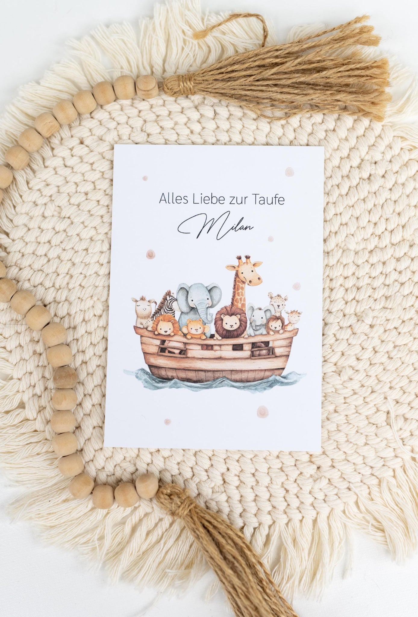 Glückwunschkarte zur Taufe im Format DIN A6 mit einem süßen Arche Noah Motiv in Aquarell-Optik. Der Text oben auf der Karte lautet: Alles Liebe zur Taufe" und darunter steht dein Wunschname, so dass die Karte personalisiert ist.